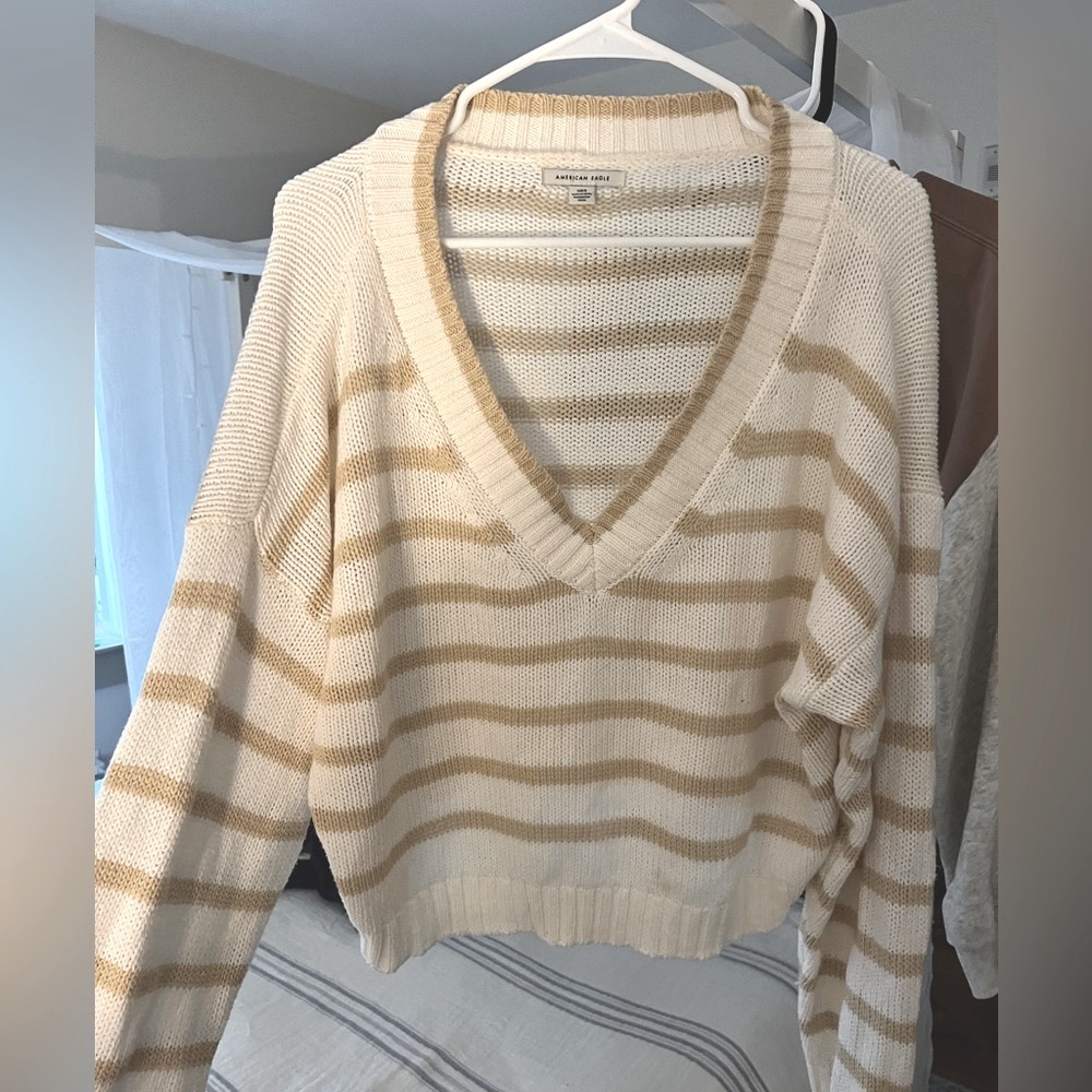 American Eagle Women’s cropped sweater. Size L. Barely worn.